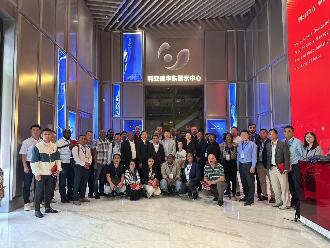 “一带一路”八国航空安保与危机管理商务考察团到访huatihui·蓝硕，共探国际合作新机遇